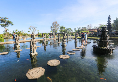 東岸經典景點任選二(Lempuyang Temple連普揚寺-天堂之門 / Tirta Ganga水上宮殿 / Taman Ujung水上皇宮)→Villa Check In→別墅享用三道式晚餐(可自由選擇在別墅內或餐廳用餐)