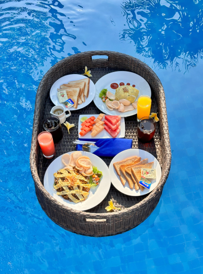 別墅漂浮早餐→私人泳池別墅渡假時光→鬧區逛逛三選一(庫塔/水明漾/長谷)→世界前十大日落沙灘~金巴蘭沙灘看日落(贈送椰子水&烤玉米)→港式料理點心