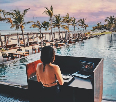 五星渡假村內自由活動 (海灘、戶外泳池、親子滑水道、兒童俱樂部等)→金巴蘭沙灘日落&海鮮燒烤風味餐