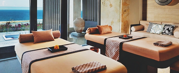 五星渡假村內自由活動 (海灘、戶外泳池、親子滑水道、兒童俱樂部等)→金巴蘭沙灘日落&海鮮燒烤風味餐