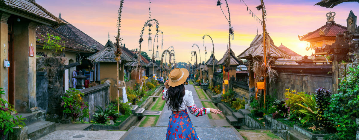 東岸經典行程探索 (天空之門 / Tirta Gangga水上宮殿)→睡覺大象景觀餐廳→彭里普蘭村Penglipuran Village→前往金塔瑪尼→酒店內享用晚餐