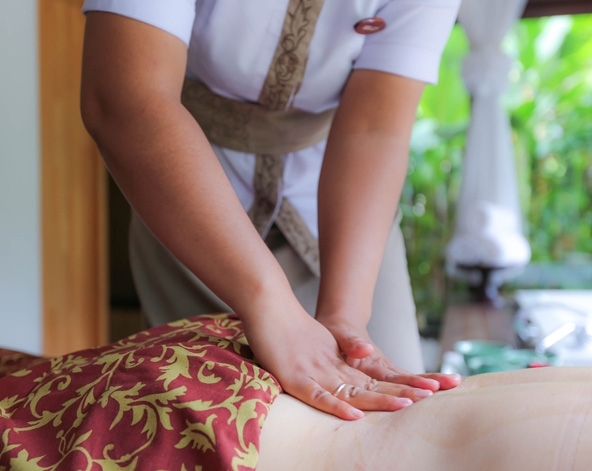 台北→峇里島→迎賓獻花→芳香精油按摩120分鐘→南洋風味餐