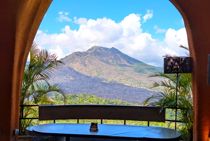 巴杜爾火山→火山景觀餐廳→德哥拉朗梯田~網美拍照鳥巢、玻璃地板景觀台、跟麝香貓互動 (可加訂大鞦韆行程)→烏布傳統市集→玻璃屋餐廳