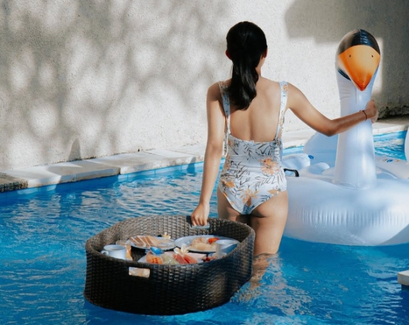 贈送漂浮早餐→VILLA內自由度假時光 (或可前往別墅配合的Beach Club,飲品自理)→庫塔市區逛街→金巴蘭沙灘或庫塔海灘看日落→VILLA鋪滿泳池花瓣&龍蝦牛排套餐