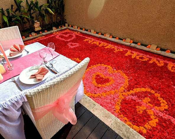 贈送漂浮早餐→VILLA內自由度假時光 (或可前往別墅配合的Beach Club,飲品自理)→庫塔市區逛街→金巴蘭沙灘或庫塔海灘看日落→VILLA鋪滿泳池花瓣&龍蝦牛排套餐