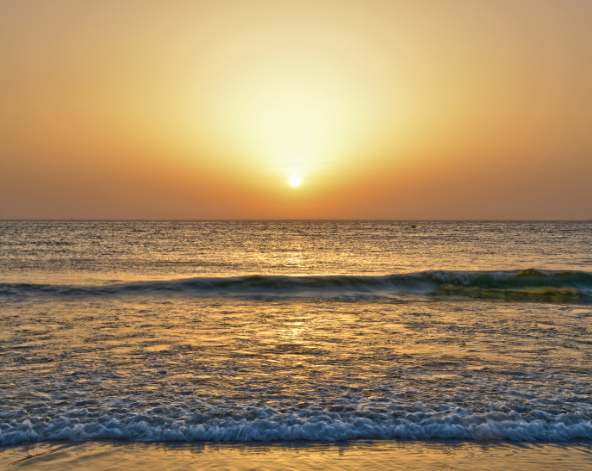 贈送漂浮早餐→VILLA內自由度假時光 (或可前往別墅配合的Beach Club,飲品自理)→庫塔市區逛街→金巴蘭沙灘或庫塔海灘看日落→VILLA鋪滿泳池花瓣&龍蝦牛排套餐