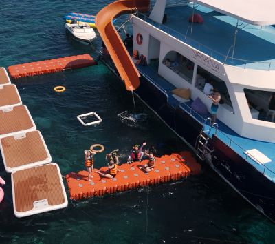 碼頭登船來去藍夢島住一晚 (甜甜圈 / 香蕉船 / 浮潛 / 水上溜滑梯 / 加贈海底漫步一次 / 活動簡餐 / 島上觀光)→渡假村泡泳池享受日落美景→檸檬草餐廳