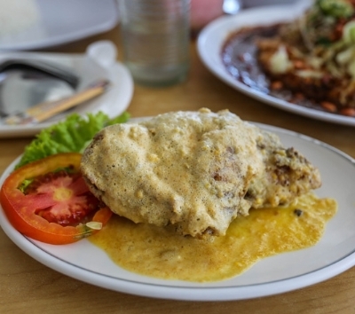 DAY 4 道地酥骨雞風味餐→烏魯瓦圖斷崖廟→百萬網紅伴手禮店→【獨家】泳池別墅海陸BBQ PARTY (廚師現場料理、泳池戲水浮具、現場音樂、牛排海鮮、飲料啤酒,再加贈每人半隻龍蝦或皮皮蝦)