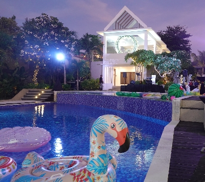 DAY 4 道地酥骨雞風味餐→烏魯瓦圖斷崖廟→百萬網紅伴手禮店→【獨家】泳池別墅海陸BBQ PARTY (廚師現場料理、泳池戲水浮具、現場音樂、牛排海鮮、飲料啤酒,再加贈每人半隻龍蝦或皮皮蝦)