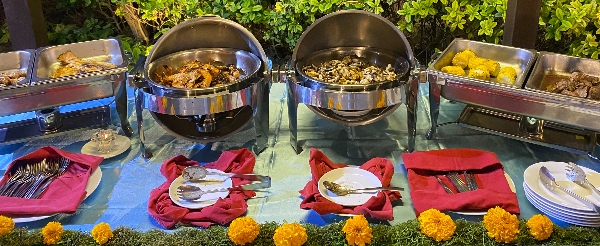 DAY 4 道地酥骨雞風味餐→烏魯瓦圖斷崖廟→百萬網紅伴手禮店→【獨家】泳池別墅海陸BBQ PARTY (廚師現場料理、泳池戲水浮具、現場音樂、牛排海鮮、飲料啤酒,再加贈每人半隻龍蝦或皮皮蝦)