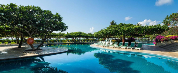 DAY 3 五星渡假村內享受設施(泳池滑水道、沙灘日光浴、自由前往BALI COLLECTION MALL)→世界前十大日落美景~金巴蘭沙灘(招待椰子水)→水上餐廳印尼風味餐