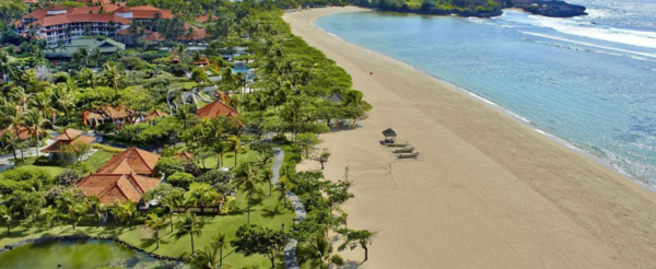 DAY 3 五星渡假村內享受設施(泳池滑水道、沙灘日光浴、自由前往BALI COLLECTION MALL)→世界前十大日落美景~金巴蘭沙灘(招待椰子水)→水上餐廳印尼風味餐