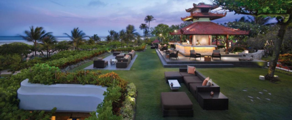 DAY 3 五星渡假村內享受設施(泳池滑水道、沙灘日光浴、自由前往BALI COLLECTION MALL)→世界前十大日落美景~金巴蘭沙灘(招待椰子水)→水上餐廳印尼風味餐