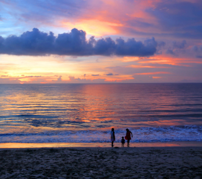 DAY 3 五星渡假村內享受設施(泳池滑水道、沙灘日光浴、自由前往BALI COLLECTION MALL)→世界前十大日落美景~金巴蘭沙灘(招待椰子水)→水上餐廳印尼風味餐