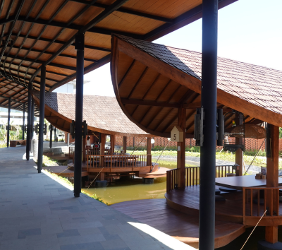 DAY 3 五星渡假村內享受設施(泳池滑水道、沙灘日光浴、自由前往BALI COLLECTION MALL)→世界前十大日落美景~金巴蘭沙灘(招待椰子水)→水上餐廳印尼風味餐