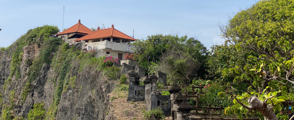 DAY 4 道地酥骨雞風味餐→烏魯瓦圖斷崖廟→百萬網紅伴手禮店→【獨家】泳池別墅海陸BBQ PARTY (廚師現場料理、泳池戲水浮具、現場音樂、牛排海鮮、飲料啤酒,再加贈每人半隻龍蝦或皮皮蝦)