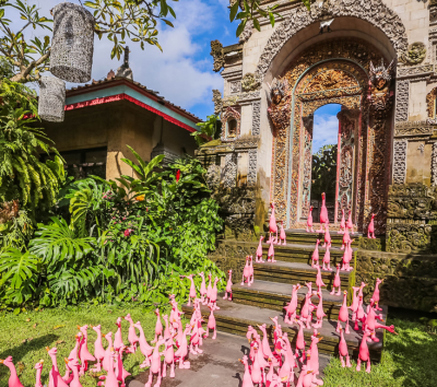 酒店內自由活動(依據每週課程表提供免費瑜珈、泰拳等可自由參加)→烏布市區觀光 (烏布皇宮 / 烏布傳統市集 / 髒鴨風味餐 / 猴林路)→庫塔洋人街