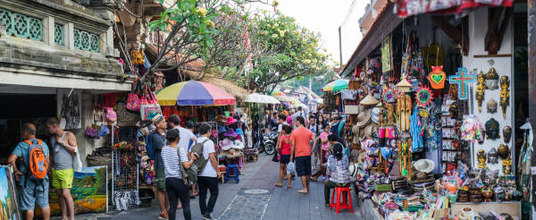 酒店內自由活動(依據每週課程表提供免費瑜珈、泰拳等可自由參加)→烏布市區觀光 (烏布皇宮 / 烏布傳統市集 / 髒鴨風味餐 / 猴林路)→庫塔洋人街
