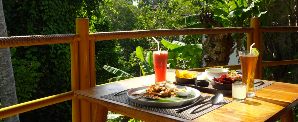 酒店內自由活動(依據每週課程表提供免費瑜珈、泰拳等可自由參加)→烏布市區觀光 (烏布皇宮 / 烏布傳統市集 / 髒鴨風味餐 / 猴林路)→庫塔洋人街