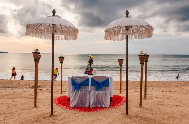 台北→峇里島→迎賓獻花→世界十大夕陽海灘-金巴蘭沙灘享用晚餐&浪漫布置