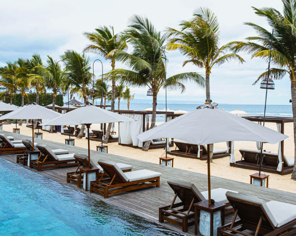 五星渡假村內自由活動(海灘、戶外泳池、滑水道等)→峇里島最美星巴克(現點現付)→庫塔市區逛街→芳香精油按摩120分鐘→水上餐廳