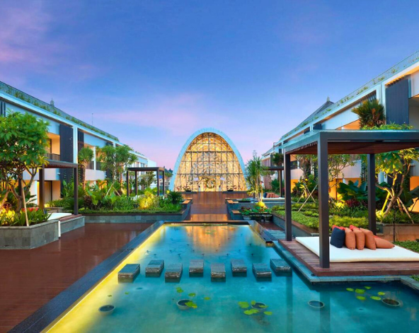 DAY 1 台北→峇里島→迎賓獻花→芳香精油按摩120分鐘→水上餐廳印尼風味餐