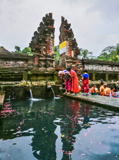 DAY2 烏布傳統市場→烏布皇宮→特色石鍋河粉→德哥拉朗梯田→聖泉寺→SAMAYA UBUD英式下午茶→NURIS WARUNG醬烤豬肋排餐