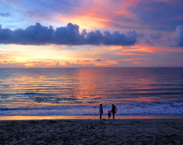 台北→峇里島→迎賓獻花→金巴蘭海灘日落(椰子水+烤玉米)→水上餐廳印尼風味餐