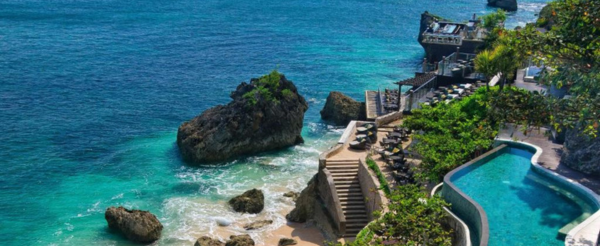 享受渡假村內設施→海豚公園與海豚近距離互動 (拍照、餵食、贈送照片電子檔一張)→港式料理吃到飽→夜遊庫塔市區