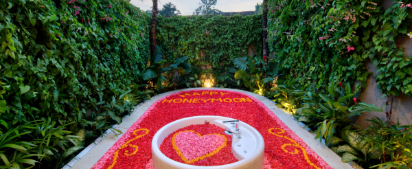 免費贈送漂浮早餐一次→長谷區散步(推薦特色小店、咖啡廳等)→私人泳池別墅自由享樂→蜜月套餐 (迎賓飲料 / 蜜月迎賓佈置 / 浴缸花瓣佈置 / 60分鐘傳統峇里式按摩 / 儀式感滿滿 浪漫燭光晚餐)