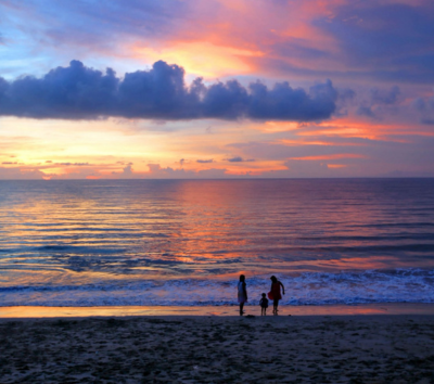 享受五星渡假村內悠閒時光→特色石鍋河粉→烏魯瓦圖斷崖海景鳥籠酒吧(飲品自理)→金巴蘭海灘日落美景→【獨家】四公分厚紐約客牛排