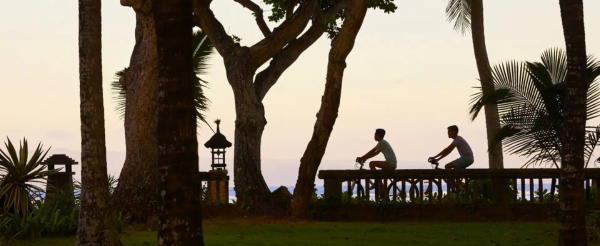 享受五星渡假村內悠閒時光→特色石鍋河粉→烏魯瓦圖斷崖海景鳥籠酒吧(飲品自理)→金巴蘭海灘日落美景→【獨家】四公分厚紐約客牛排