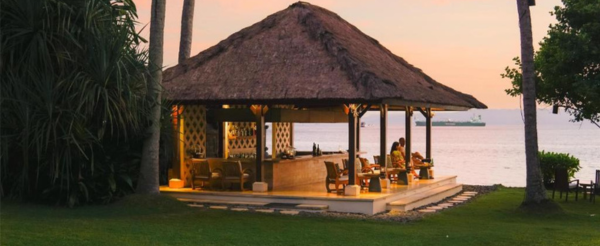 野餐風格早餐→Alila經典體驗二選一:藍色潟湖浮潛或峇里式按摩60分鐘→渡假村內自由享樂&南洋下午茶→渡假村內享用三道式晚餐