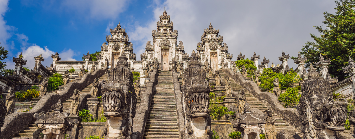 東岸經典行程探索 (天空之門 / Tirta Gangga水上宮殿)→睡覺大象景觀餐廳→彭里普蘭村Penglipuran Village→前往金塔瑪尼→酒店內享用晚餐