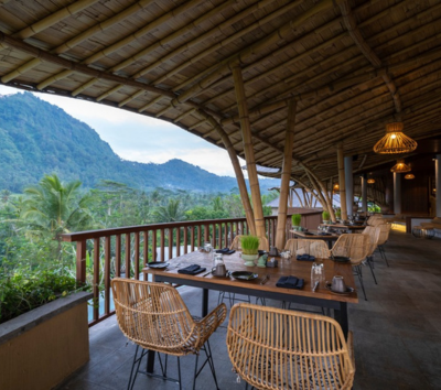 東岸經典行程探索 (天空之門 / Tirta Gangga水上宮殿)→睡覺大象景觀餐廳→彭里普蘭村Penglipuran Village→前往金塔瑪尼→酒店內享用晚餐