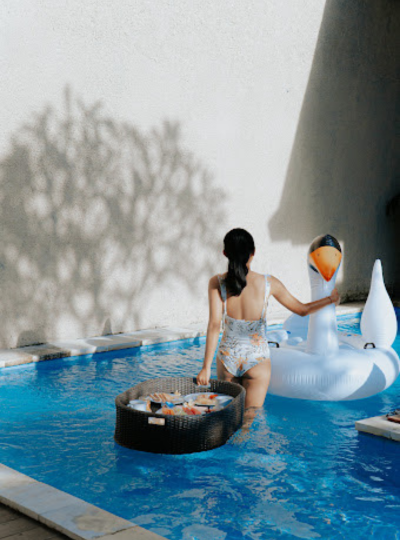 別墅漂浮早餐→私人泳池別墅渡假時光→鬧區逛逛三選一(庫塔/水明漾/長谷)→世界前十大日落沙灘~金巴蘭沙灘看日落&椰子水&烤玉米→水上餐廳