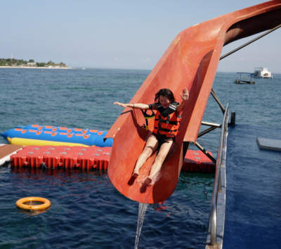 碼頭登船來去藍夢島住一晚 (甜甜圈 / 香蕉船 / 浮潛 / 水上溜滑梯 / 加贈海底漫步一次 / 活動簡餐 / 島上觀光)→渡假村泡泳池享受日落美景→檸檬草餐廳