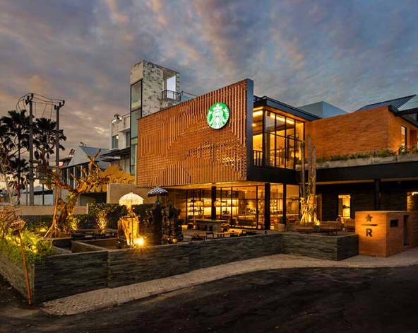 五星渡假村內自由活動(海灘、戶外泳池、滑水道等)→峇里島最美星巴克(現點現付)→庫塔市區逛街→芳香精油按摩120分鐘→水上餐廳