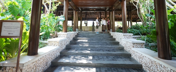 台北→峇里島→迎賓獻花→能量熱石按摩120分鐘→水上餐廳印尼風味餐