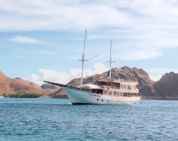 Padar Island登頂(帕達爾灣美景跟日出 約四點半起床、五點出門)→粉紅沙灘→Komodo Island→Taka Makassar月牙灣→Manta Point(浮潛看鬼蝠魟)