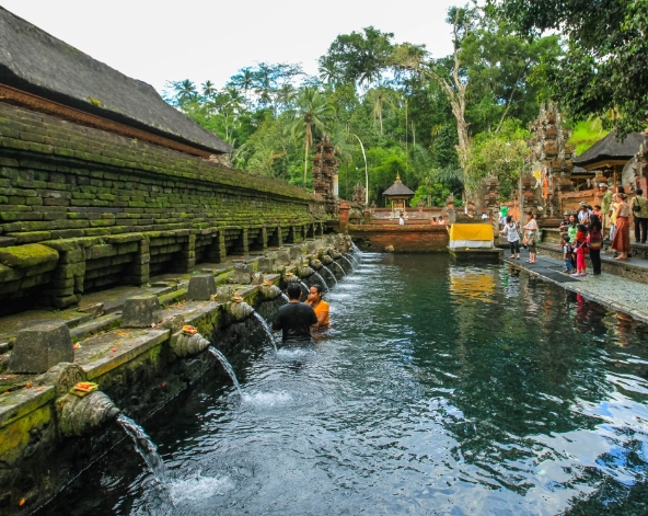 巴圖岸皇宮→蘇卡瓦地傳統市場→稻田餐廳髒鴨餐→聖泉寺→SAMAYA UBUD梯田英式下午茶→NURIS WARUNG醬烤豬肋排
