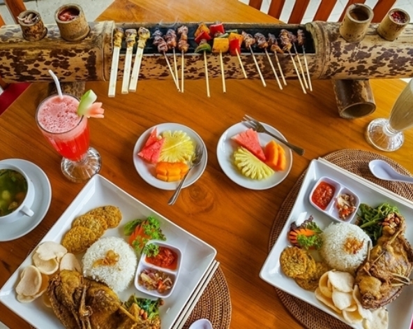 巴圖岸皇宮→蘇卡瓦地傳統市場→稻田餐廳髒鴨餐→聖泉寺→SAMAYA UBUD梯田英式下午茶→NURIS WARUNG醬烤豬肋排