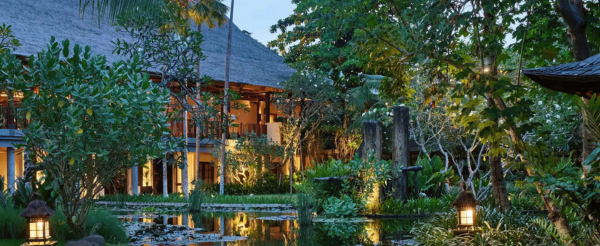 享受五星渡假村內悠閒時光→特色石鍋河粉→烏魯瓦圖斷崖海景鳥籠酒吧(飲品自理)→金巴蘭海灘日落美景→【獨家】四公分厚紐約客牛排