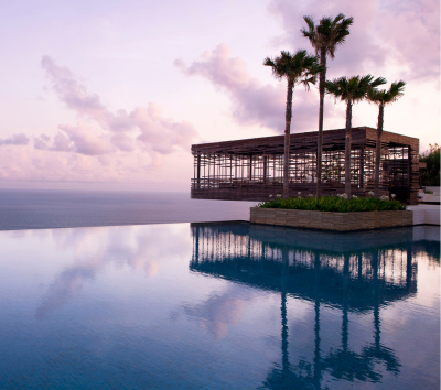 享受五星渡假村內悠閒時光→特色石鍋河粉→烏魯瓦圖斷崖海景鳥籠酒吧(飲品自理)→金巴蘭海灘日落美景→【獨家】四公分厚紐約客牛排