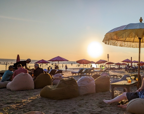 DAY3 升等別墅內漂浮早餐→庫塔Beach Walk Mall→水明漾懶骨頭沙灘下午茶→芳香精油按摩120分鐘→港式料理吃到飽