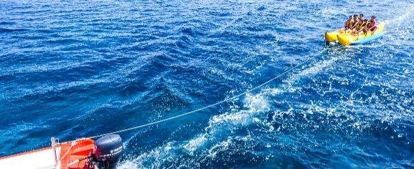 碼頭登船前往藍夢島俱樂部→沙灘俱樂部享受海上浮潛、沙發船、香蕉船、海底漫步、環島觀光→自由漫步日落沙灘→渡假村內享用晚餐
