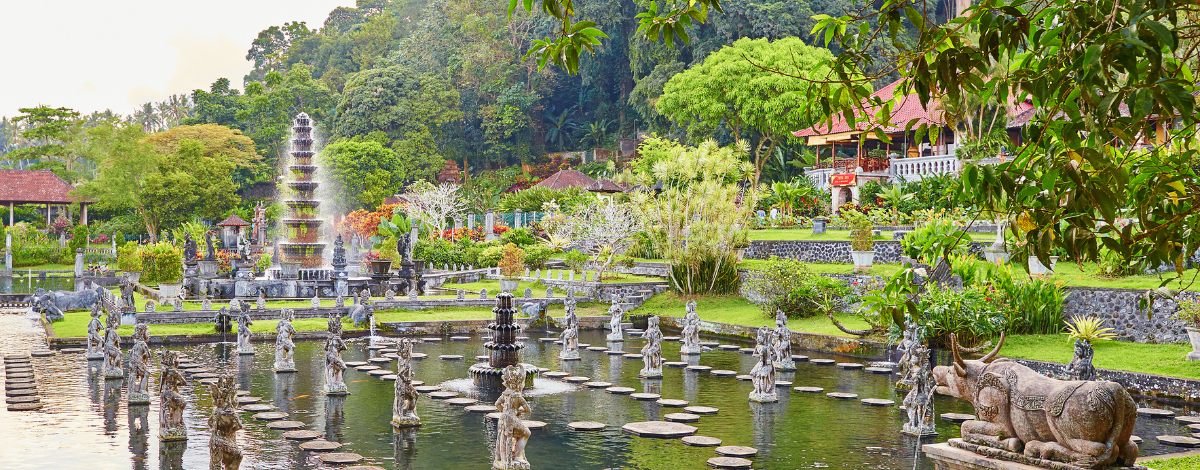 東岸經典行程探索 (天空之門 / Tirta Gangga水上宮殿)→睡覺大象景觀餐廳→彭里普蘭村Penglipuran Village→前往金塔瑪尼→酒店內享用晚餐