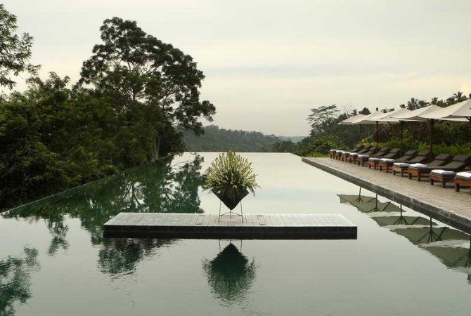 台北→峇里島→迎賓獻花→舒壓按摩120分鐘→Nuris Warung豬肋排