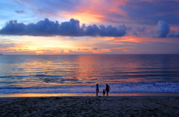 享受Villa內私人渡假時光→Villa舒壓按摩60分鐘→南洋下午茶→金巴蘭沙灘日落→沙灘浪漫晚餐