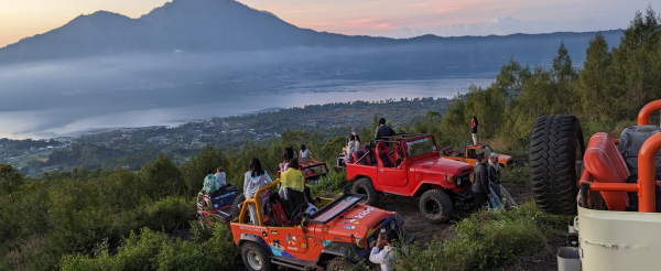 火山4X4看日出&火山熔岩之路→返回酒店稍作休息→火山景觀餐廳午餐→德哥拉朗梯田&網美大鞦韆→特色越式晚餐